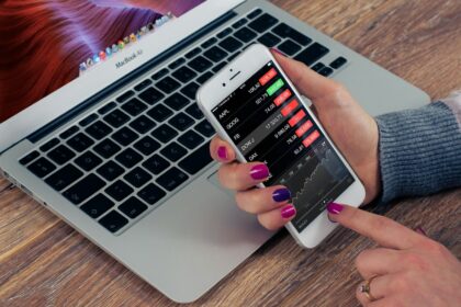 Major tech sell-off drags Nasdaq down