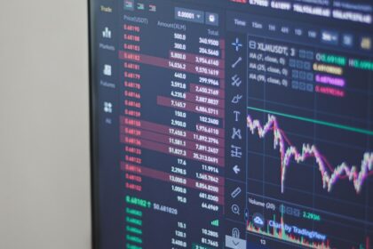 US stocks mixed as consumer confidence dives