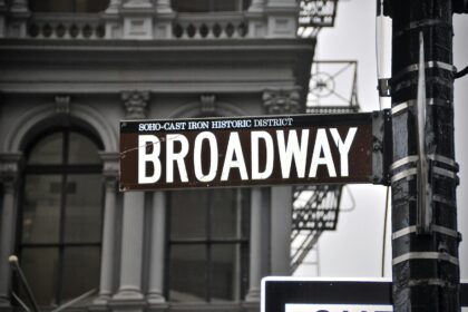 Clooney addresses hecklers during Broadway play