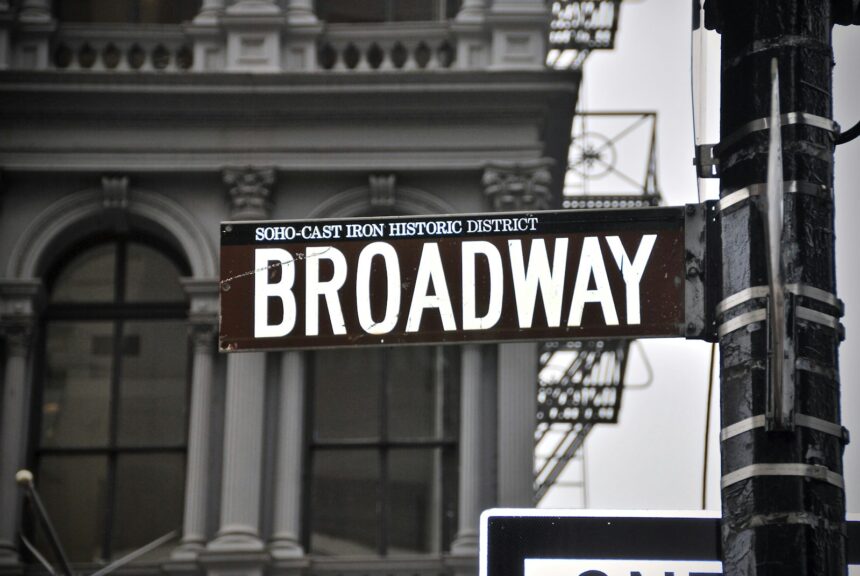 Clooney addresses hecklers during Broadway play